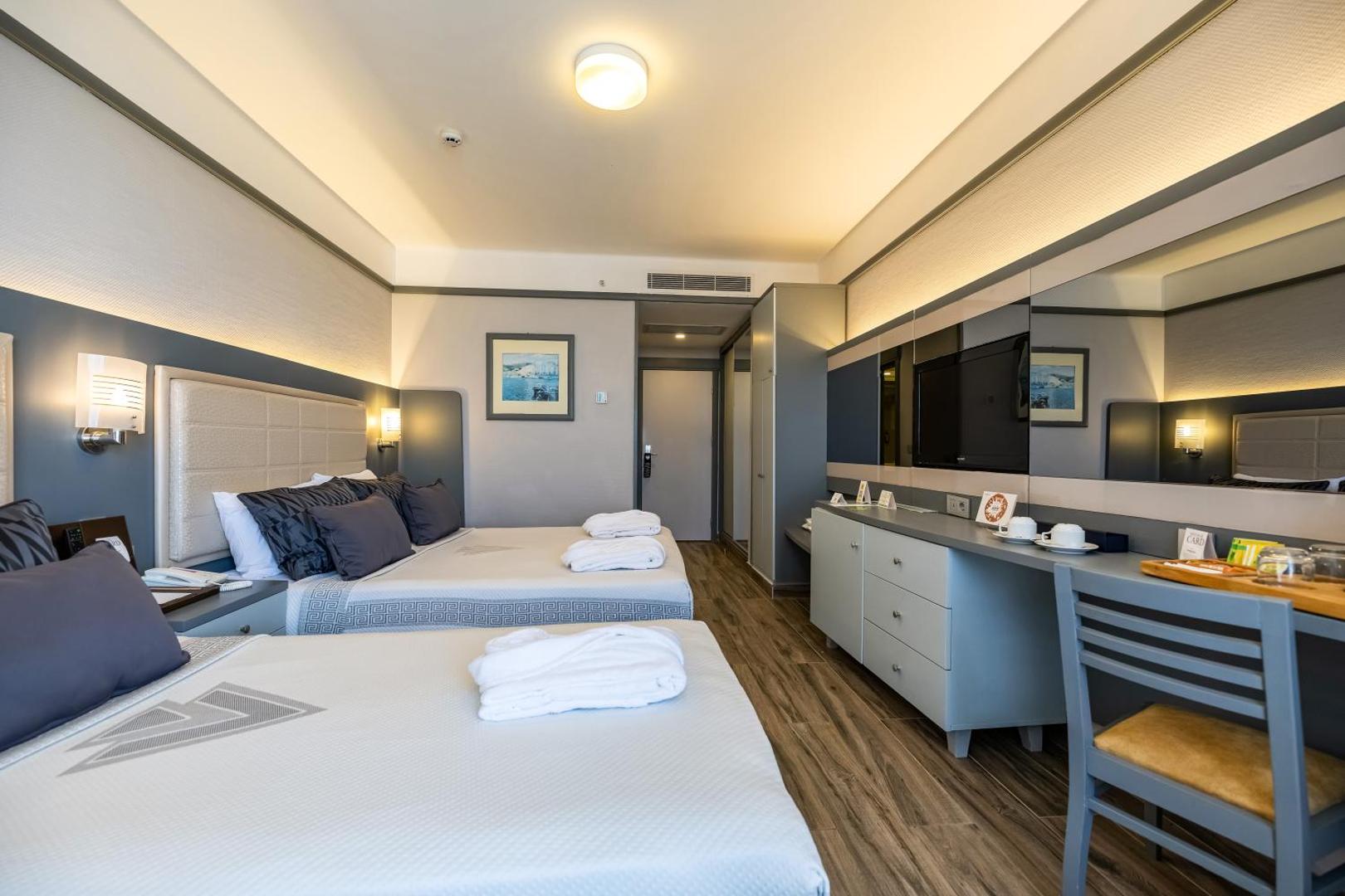 VONRESORT Golden Coast plašs numurs ar divām gultām, spoguli un darba zonu — piemērots ģimenes atpūtai Sides reģionā