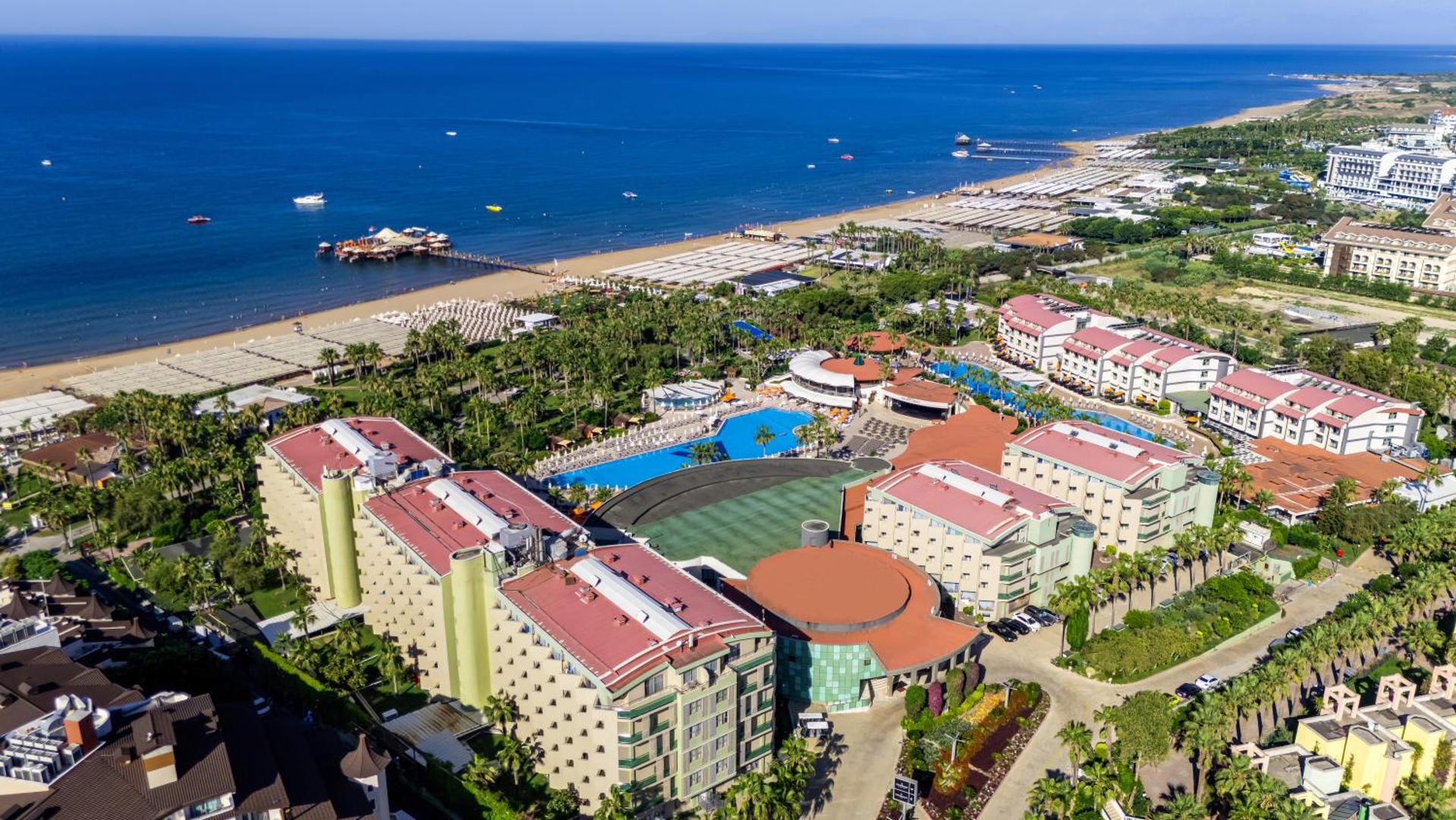 Von Resort Golden Coast viesnīcas korpusi un baseini piekrastē ar skatu uz Vidusjūru Sides reģionā