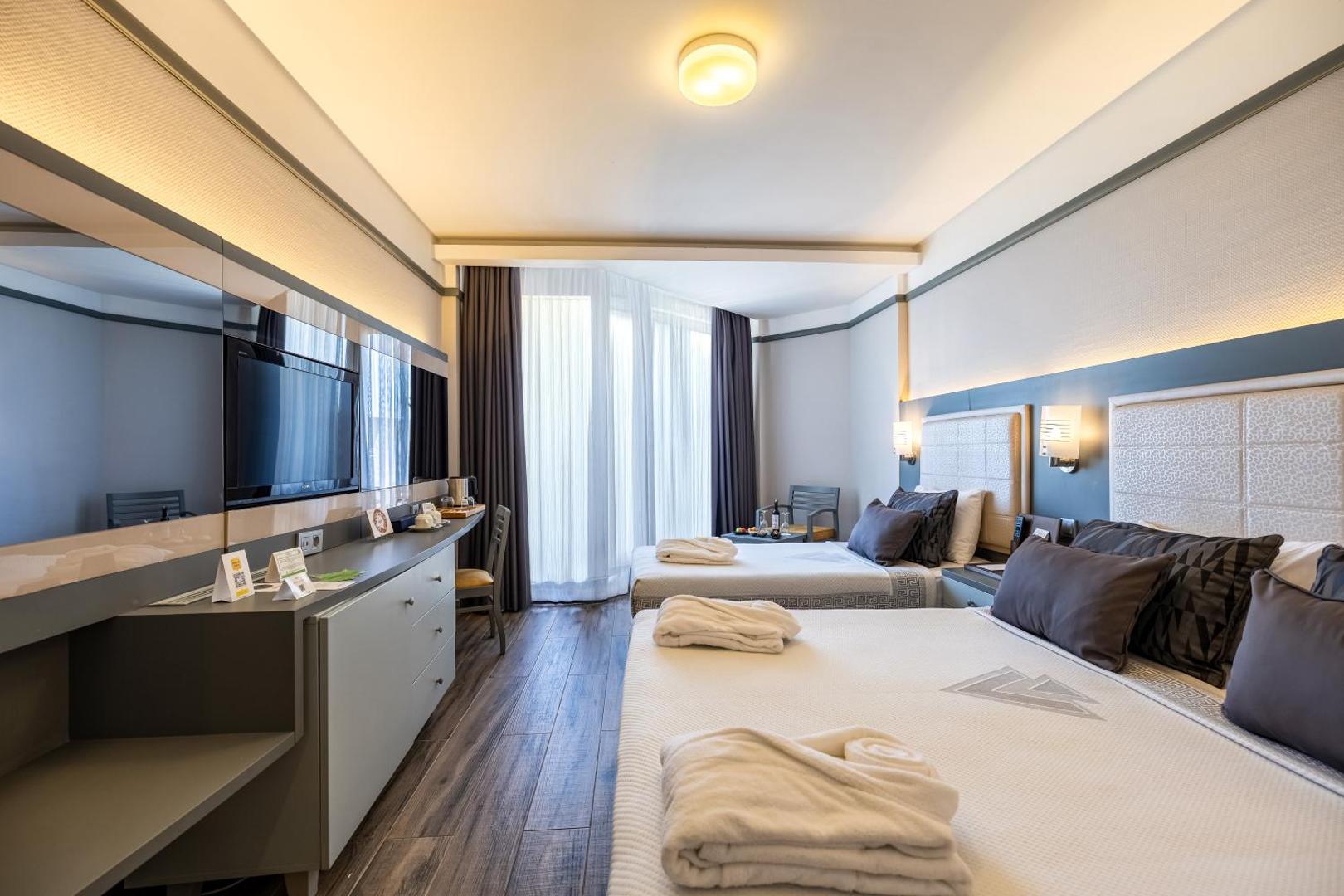 VONRESORT Golden Coast numurs ar divām atsevišķām gultām un panorāmas logiem — gaiša un mājīga atmosfēra Turcijas kūrortā
