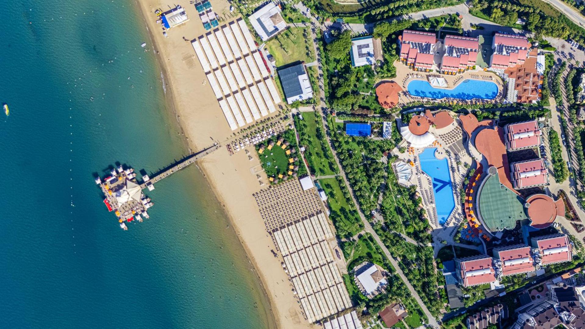 Von Resort Golden Coast skats no putna lidojuma uz plašo pludmali, piestātni un baseinu zonu Side, Turcijā