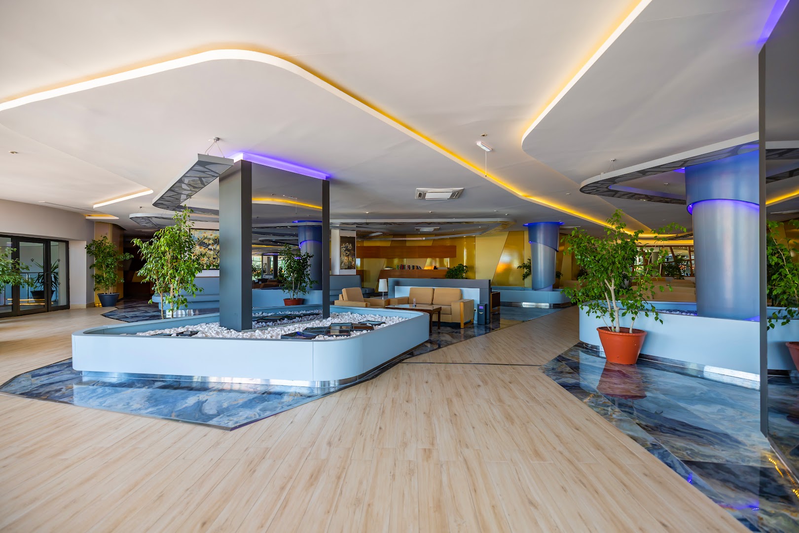 VONRESORT Golden Coast mājīga lobby atpūtas zona ar dīvāniem, telpaugiem un dekoratīviem akmeņu elementiem gaišā interjerā