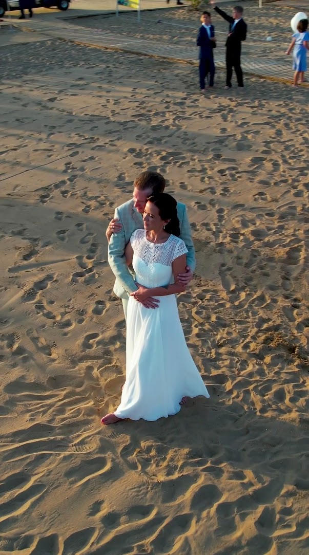 Jaunlaulātie Vonresort Elite viesnīcas smilšu pludmalē saulrieta laikā — kāzu svinības un romantiska fotosesija Turcijas piekrastē