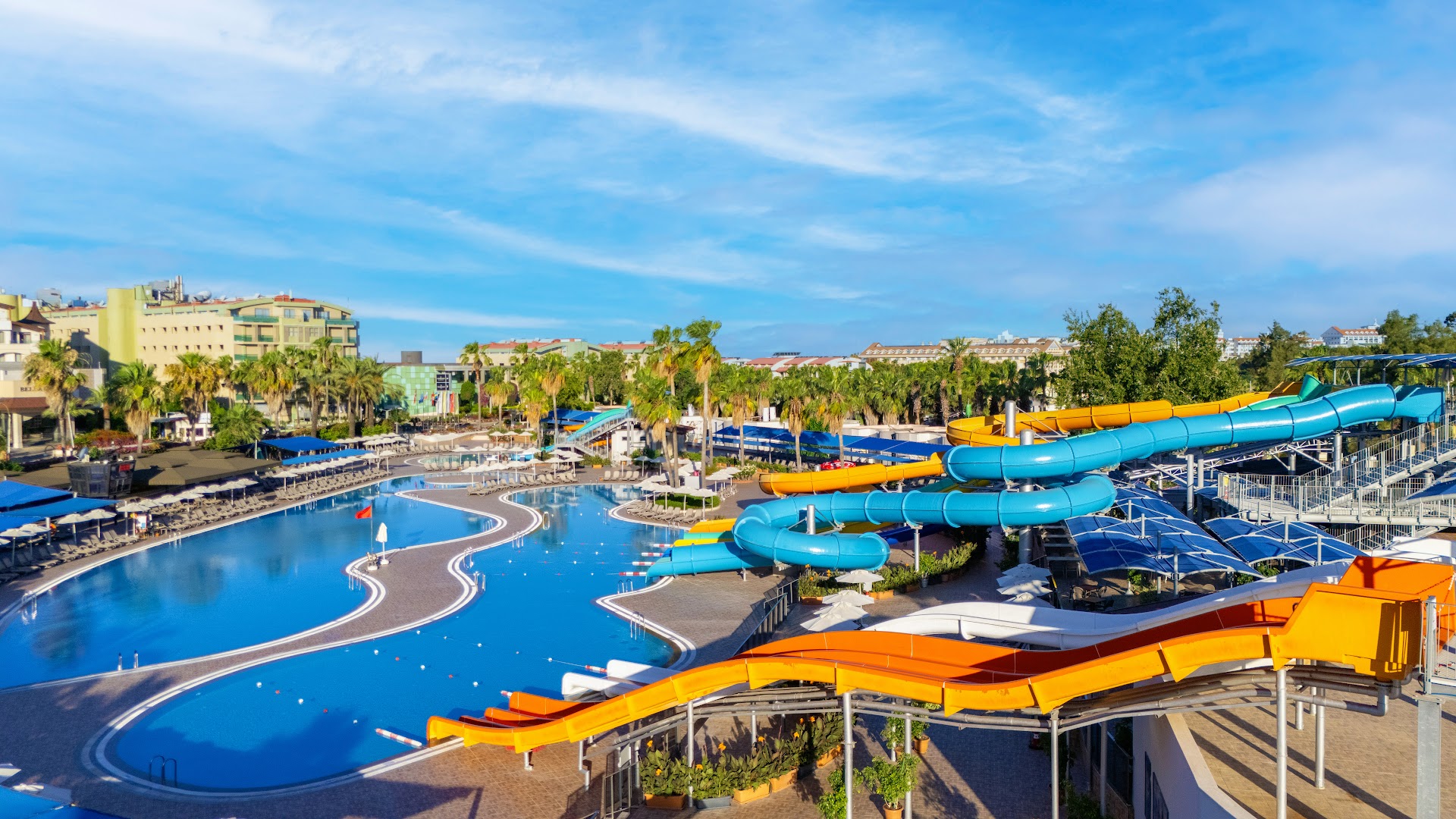 VONRESORT Elite akvaparks ar krāsainiem ūdens slidkalniņiem un plašu baseinu zonu Sidē, Turcijā — saulaina atpūtas vieta ģimenēm