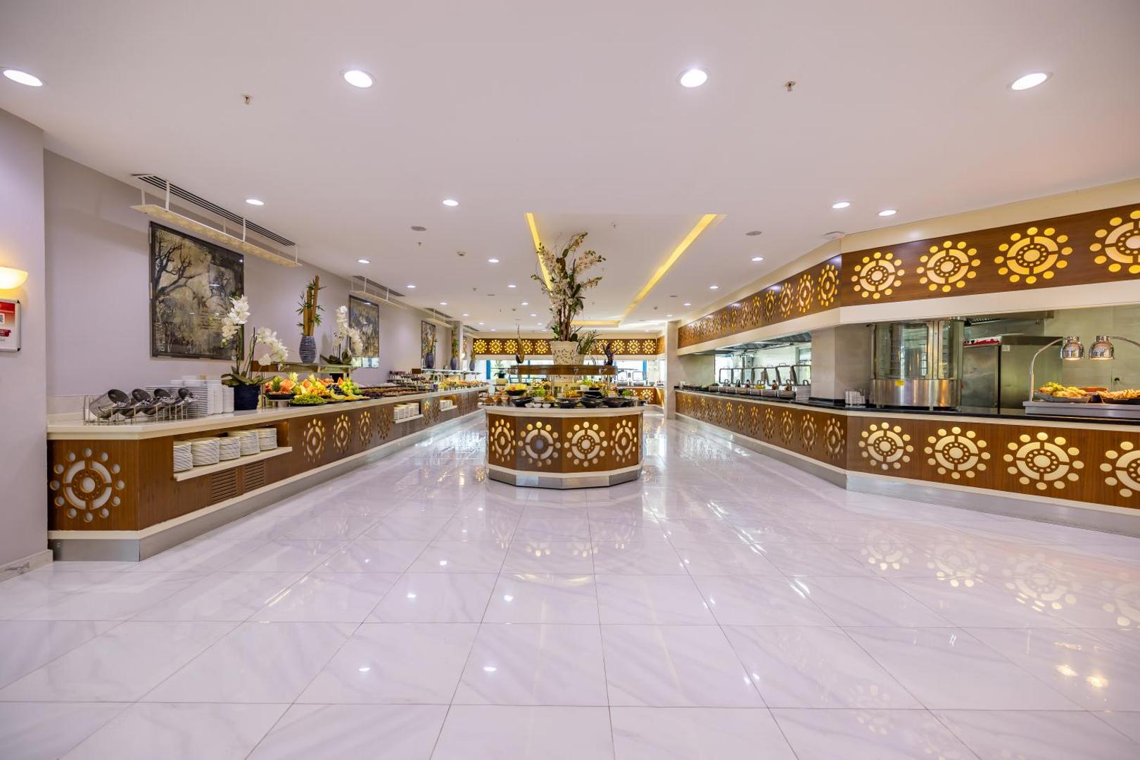 VONRESORT Elite galvenais restorāns ar bagātīgu bufetes izvēli un modernu interjeru — starptautiska virtuve