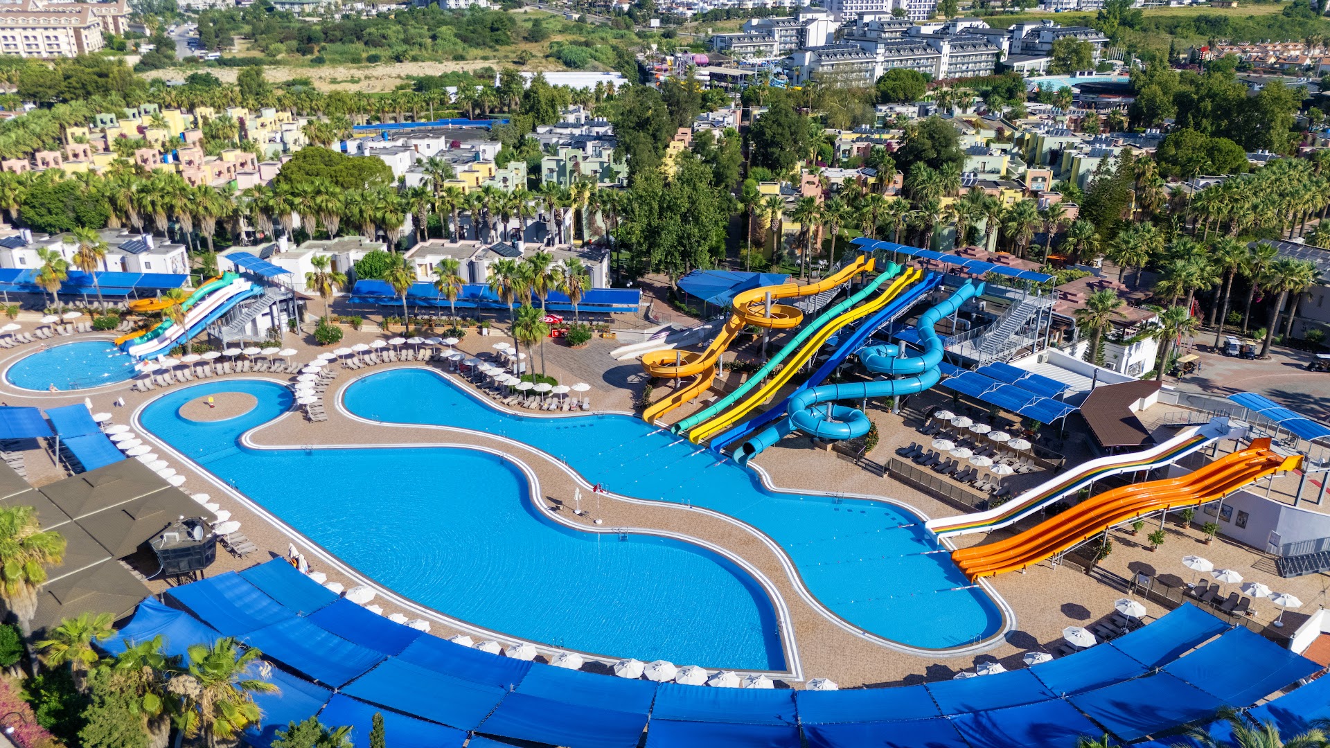 VONRESORT Elite viesnīcas teritorijas skats no augšas ar baseiniem, akvaparku un apkārtējo zaļo zonu Sidē
