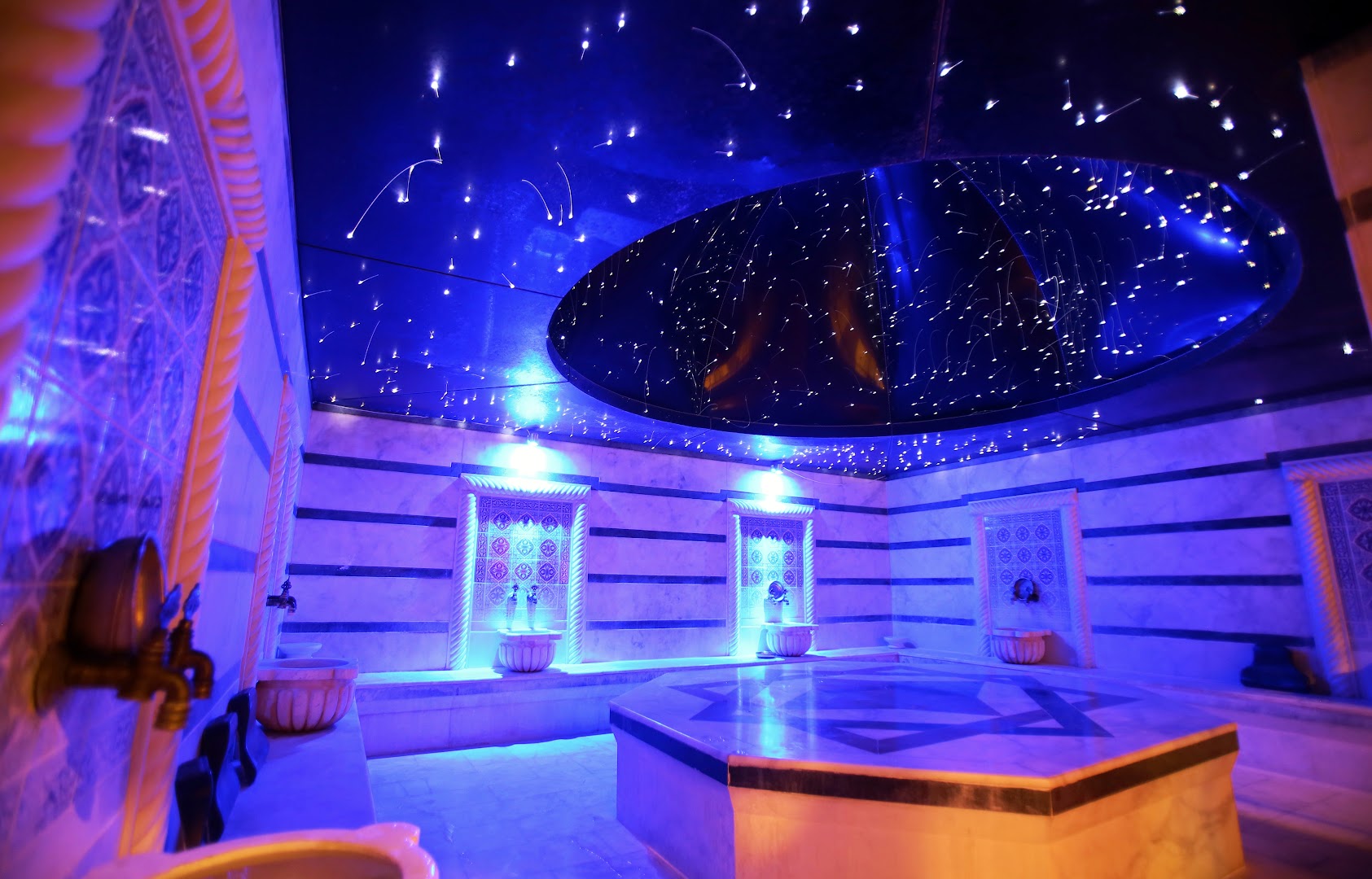 Utopia World Hotel spa centra tradicionālais turku hamams ar marmora apdari un zvaigžņotas debess apgaismojumu griestos