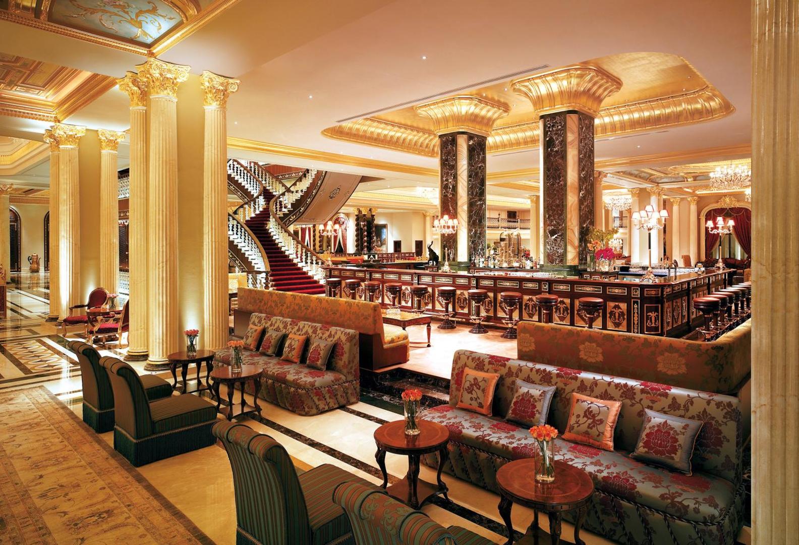 Titanic Mardan Palace viesnīcas lobby bārs ar zelta kolonnām, greznām mēbelēm un monumentālām kāpnēm Antaljas piekrastē