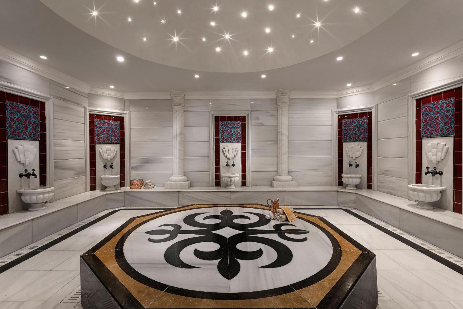 Titanic Mardan Palace spa centra tradicionālais turku hamams ar marmora apdari, rakstainām flīzēm un centrālo akmens platformu relaksācijai