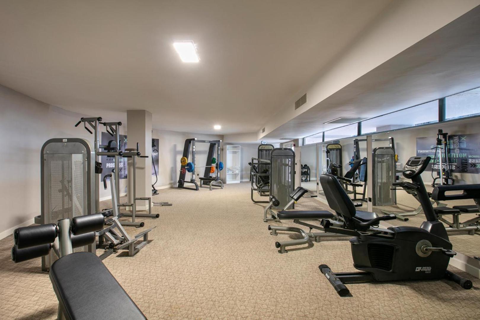 Greenwood Kemer Resort fitness centrs ar mūsdienīgiem trenažieriem, skrejceliņiem un svariem iekštelpās