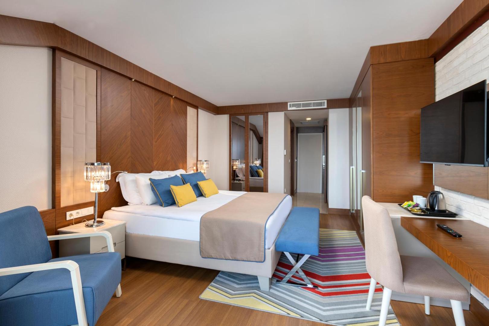 Sherwood Exclusive Kemer moderns numurs ar koka apdari, ērtu gultu, atpūtas krēslu un darba zonu