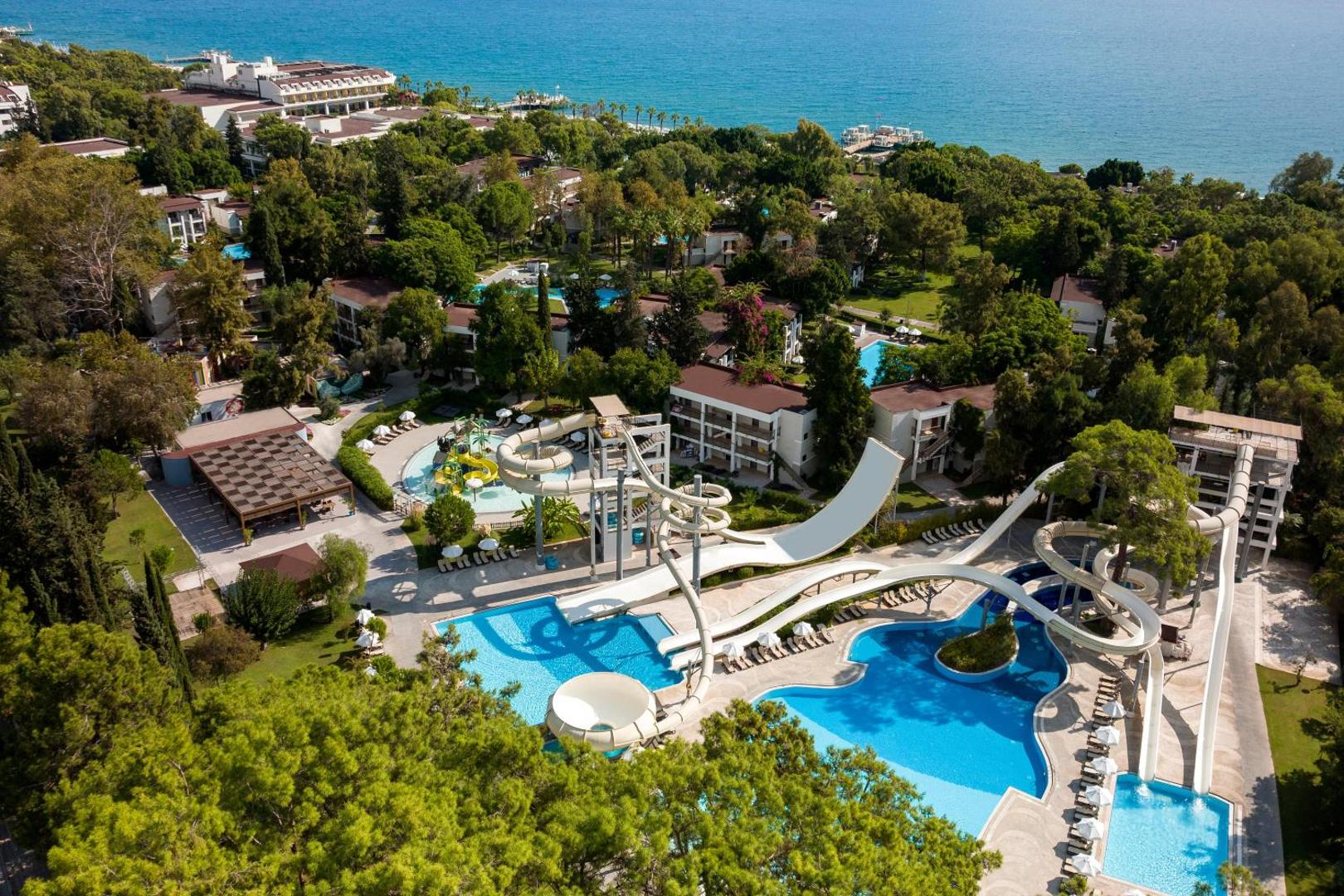 Sherwood Exclusive Kemer viesnīcas teritorija Kemerā ar akvaparku, baseiniem un priežu dārzu pašā Vidusjūras krastā