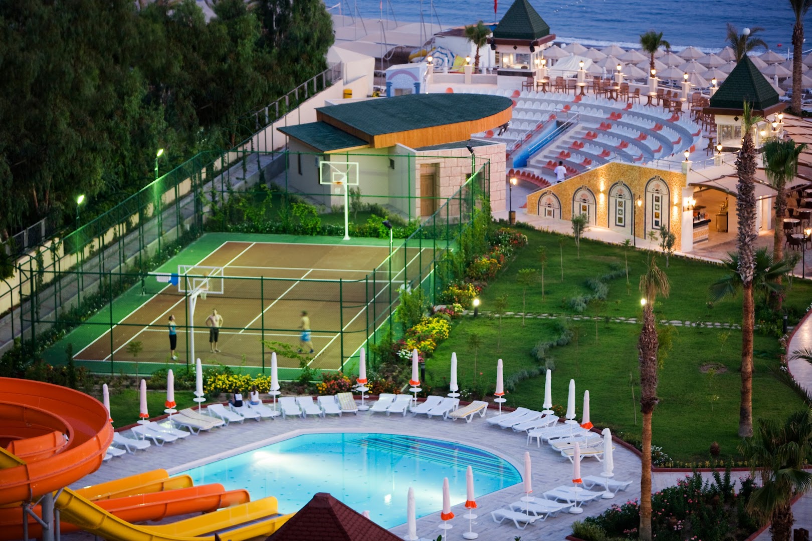 Saphir Resort & Spa āra baseins ar ūdens slidkalniņiem, tenisa korts un amfiteātris pie jūras krasta Turcijā