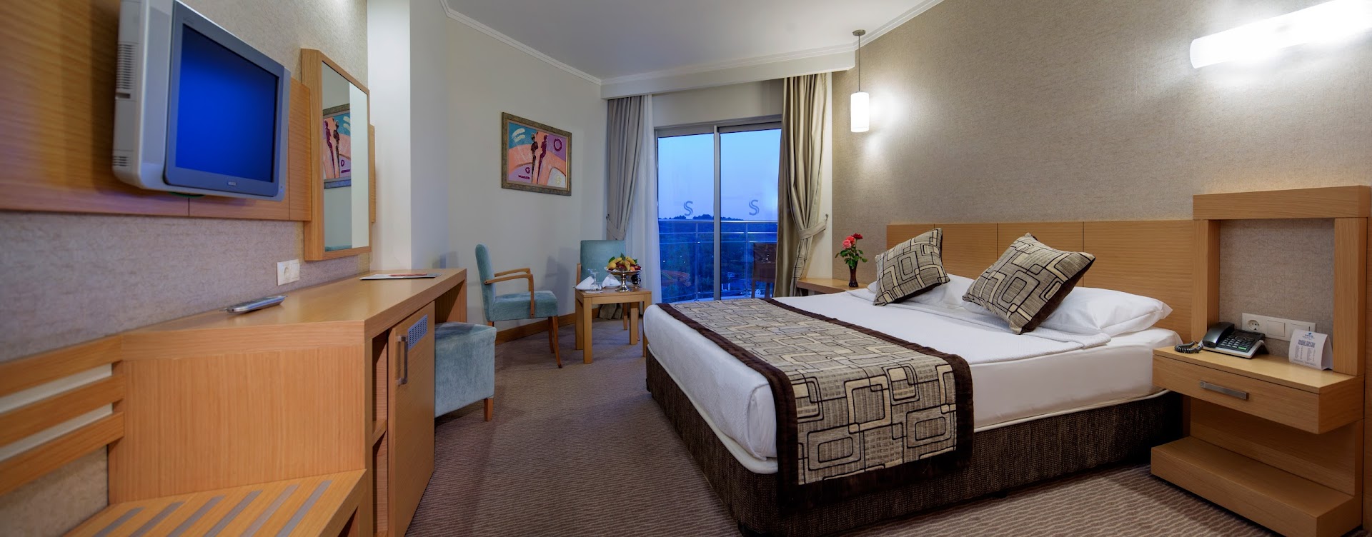 Saphir Resort & Spa plašs numurs ar lielu gultu, televizoru un balkonu, no kura paveras skats uz apkārtni