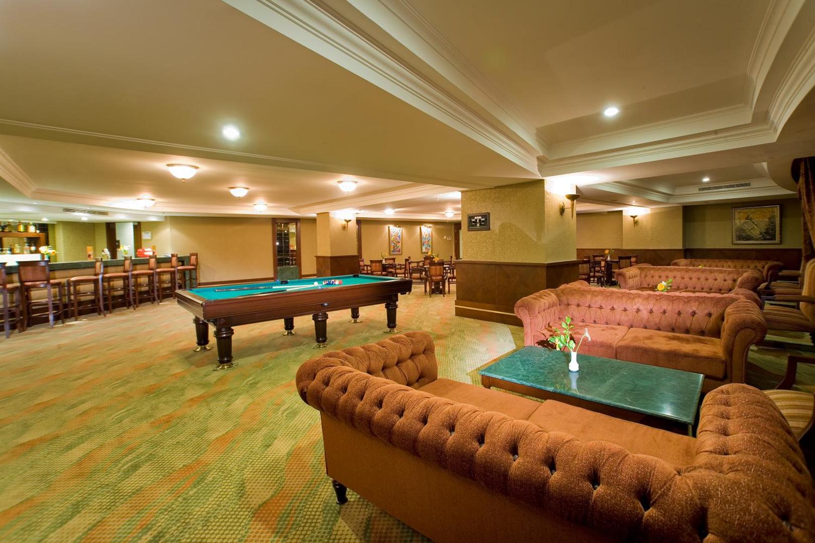 Saphir Resort & Spa atpūtas telpa ar biljarda galdu, mīkstiem dīvāniem un bāra zonu Alānijas reģionā, Turcijā