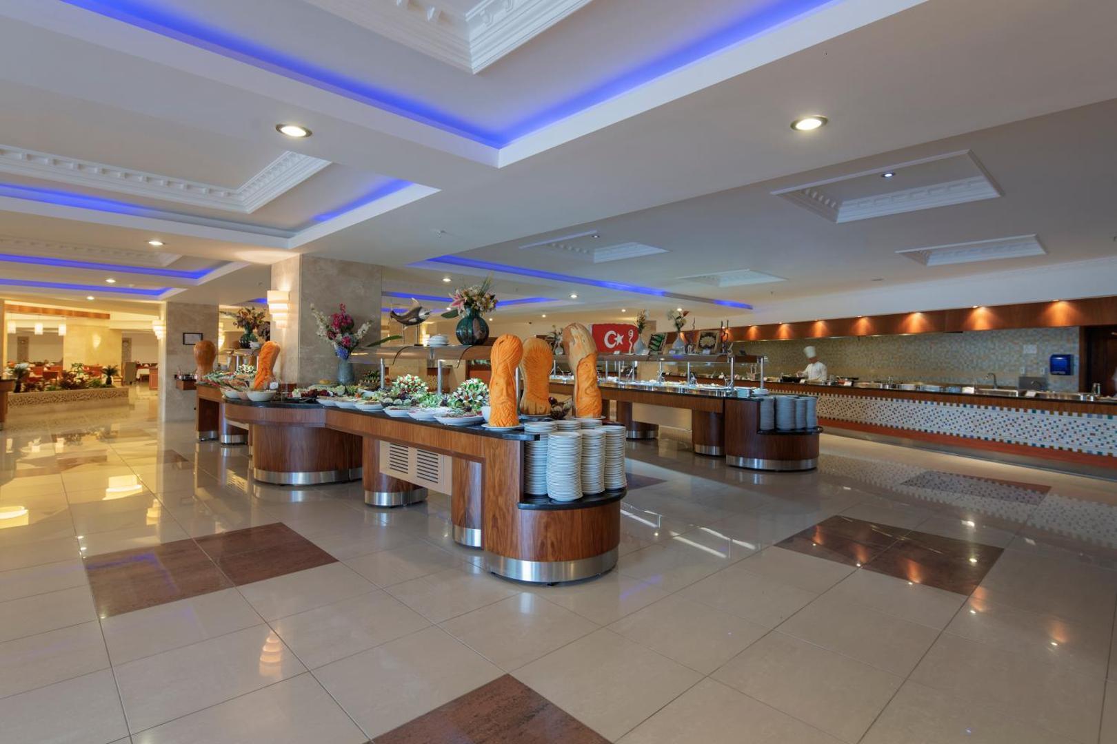 Saphir Resort & Spa bufetes zona ar plašu uzkodu un salātu izvēli, modernu apgaismojumu un koka apdari