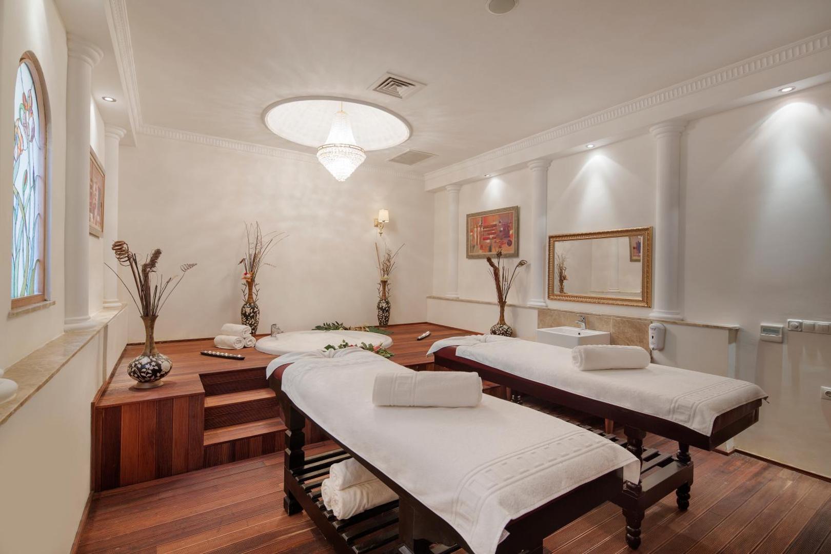 Saphir Resort & Spa masāžas telpa ar divām kušetēm, džakuzi un elegantu apgaismojumu — mierpilna gaisotne spa centrā