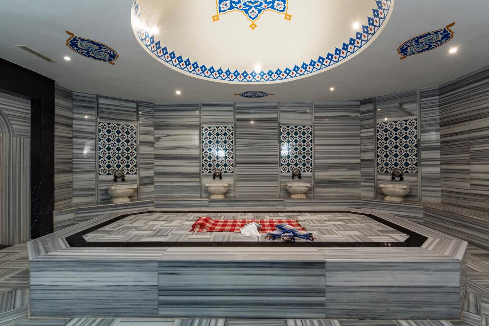 Tradicionālais turku hamams Saphir Resort & Spa viesnīcā ar marmora apdari un rakstainām flīzēm — spa un relaksācijas zona