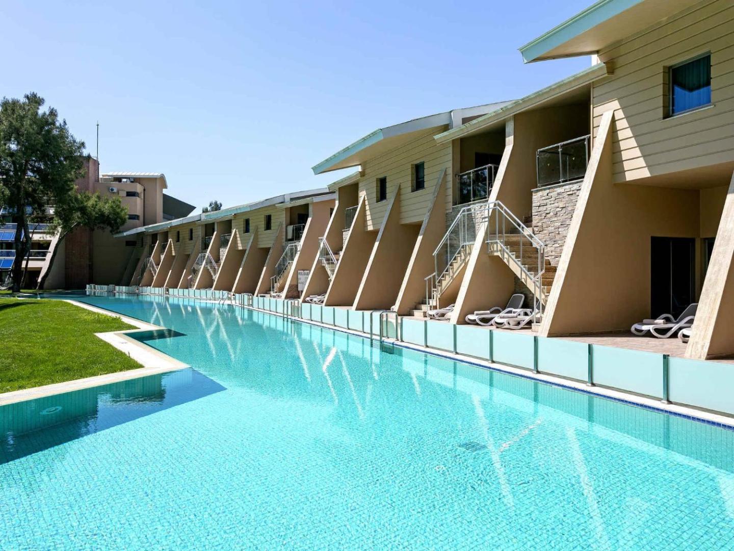 Rixos Sungate divstāvu bungalo numuri ar tiešu piekļuvi koplietošanas peldbaseinam un saulainām terasēm.