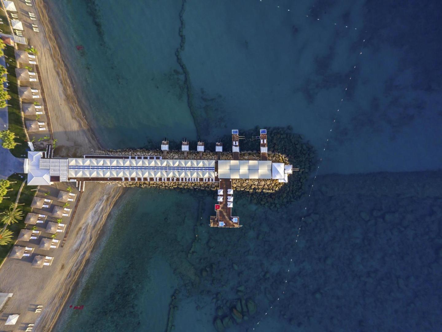 Rixos Sungate privātā piestātne un sauļošanās platforma virs ūdens Kemeras reģionā — skats no augšas uz dzidro jūras ūdeni