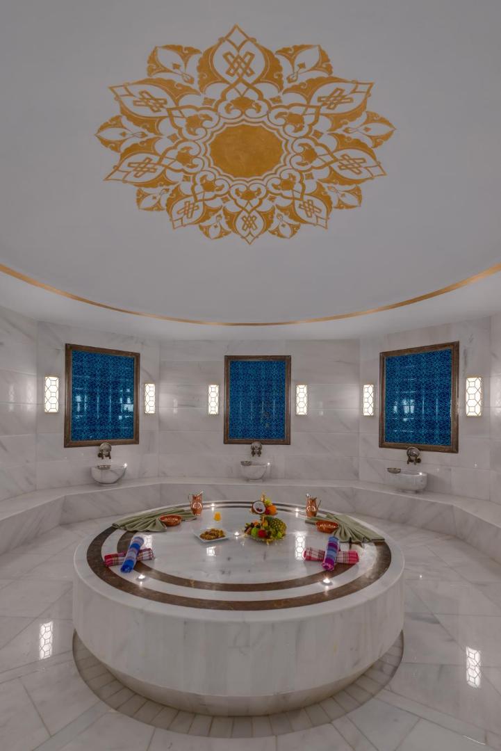 Rixos Premium Tekirova spa centra tradicionālais turku hamams ar marmora apdari, dekoratīviem griestu rakstiem un zilām mozaīkām