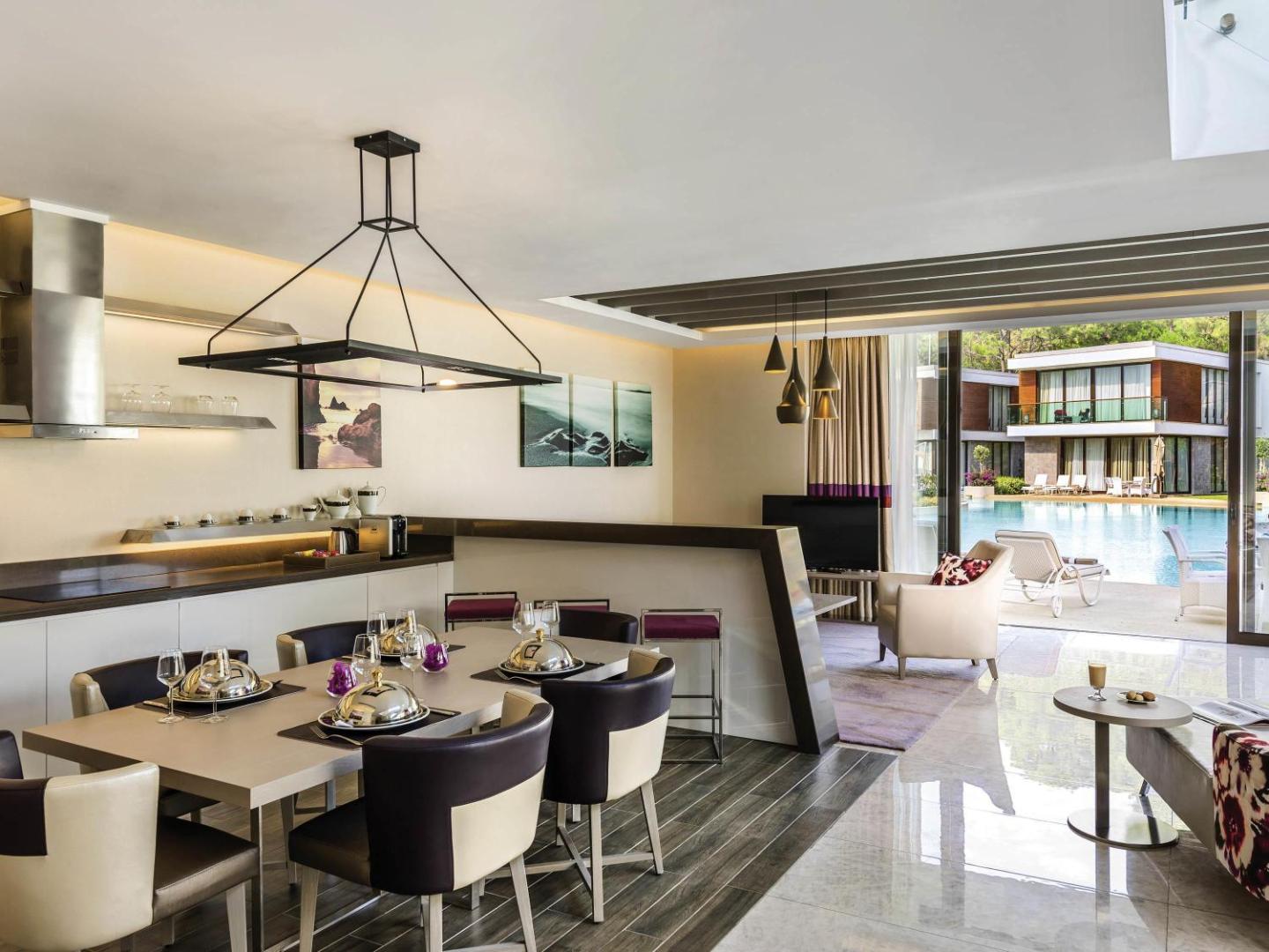 Rixos Premium Tekirova plaša villa ar privātu virtuvi, ēdamzonu un tiešu izeju pie koplietošanas baseina terasē