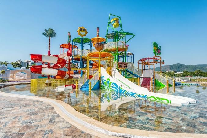 Rixos Premium Tekirova krāsains bērnu ūdens atrakciju parks ar slidkalniņiem un seklu baseinu Antaljas reģionā, Turcijā