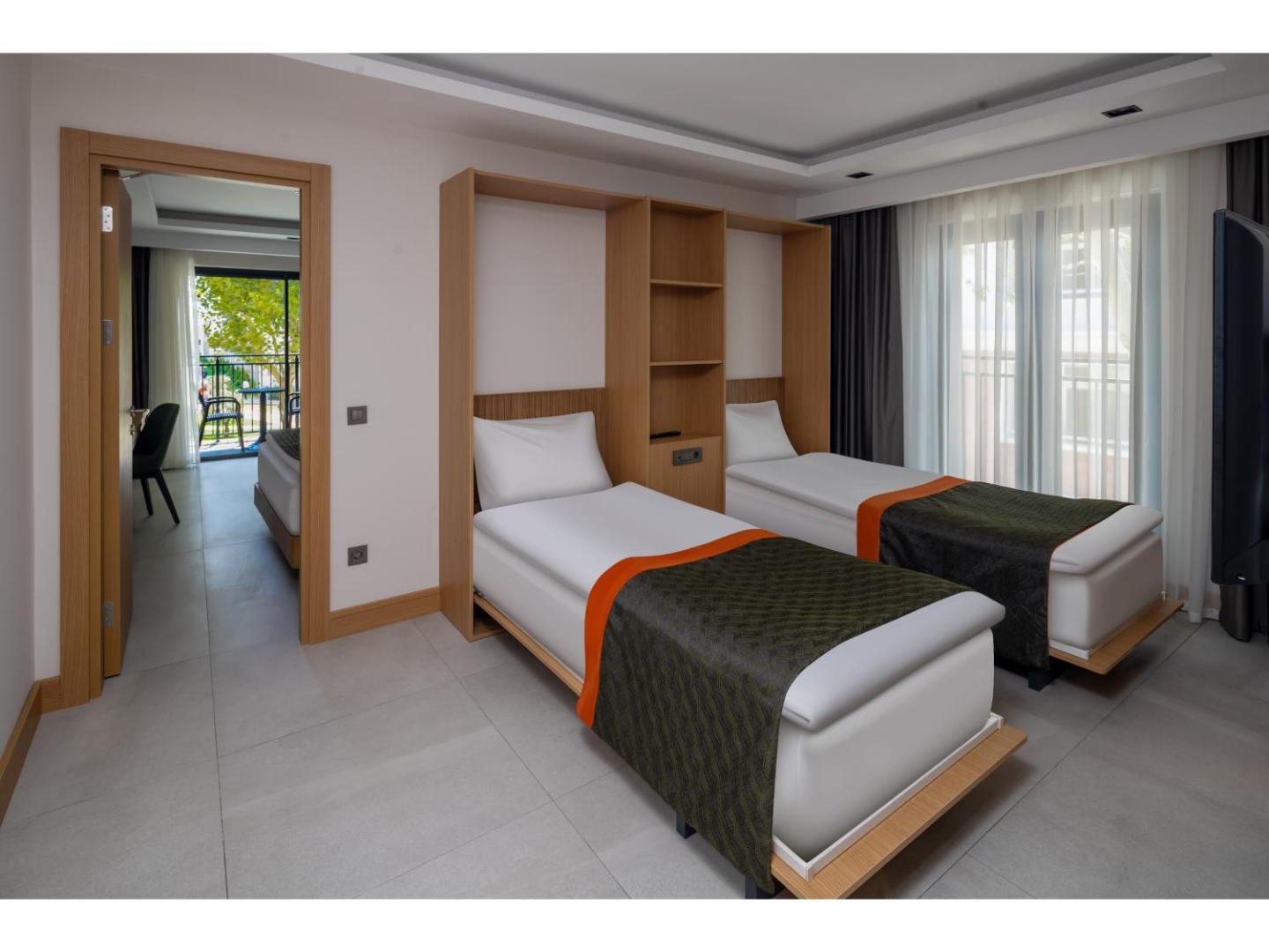 Swandor Hotels & Resorts divistabu numurs ar atsevišķu guļamzonu bērniem un skatu uz dārzu caur lielajiem logiem