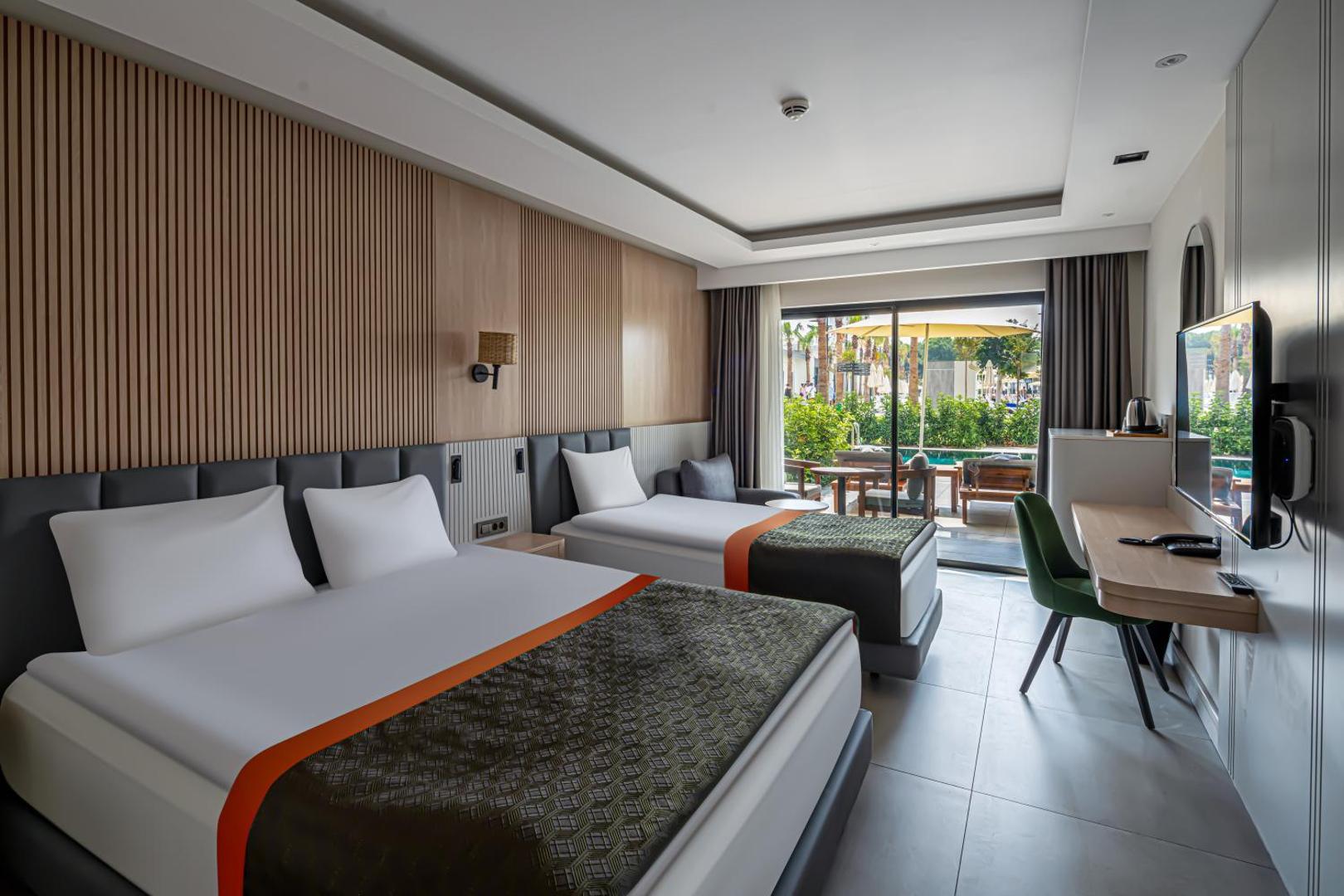 Swandor Hotels & Resorts moderns numurs pirmajā stāvā ar tiešu izeju uz terasi un dārza zonu pie kūrorta baseiniem