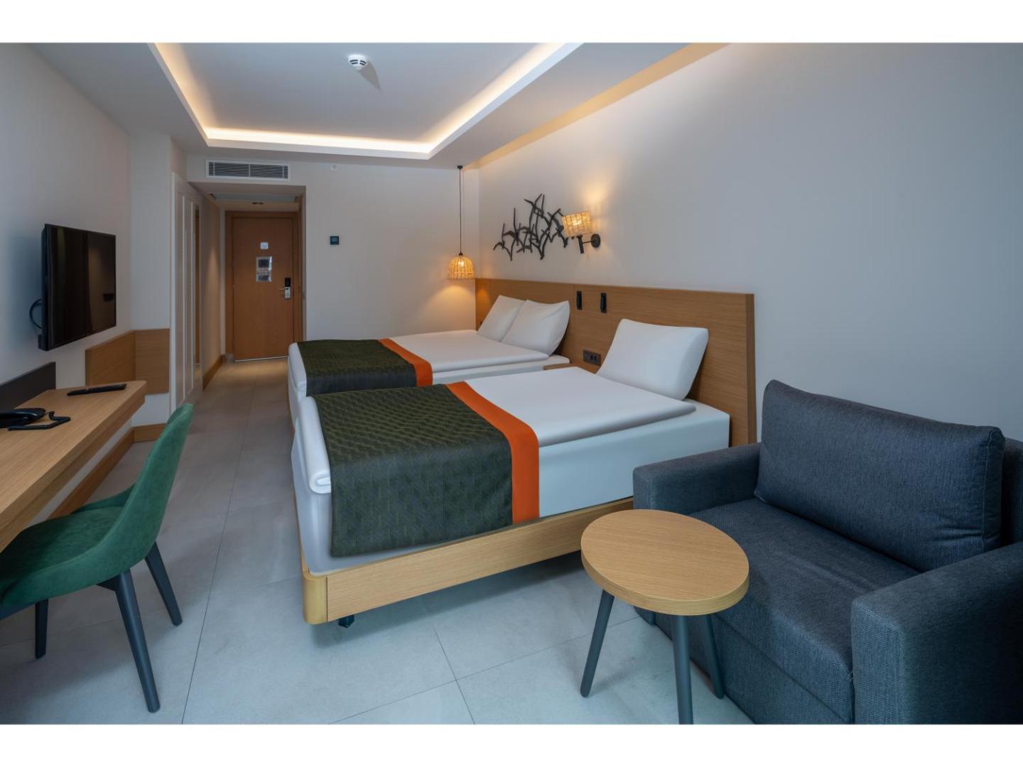 Swandor Hotels & Resorts plašs ģimenes numurs ar divām gultām, atpūtas zonu un modernu apgaismojumu siltos toņos