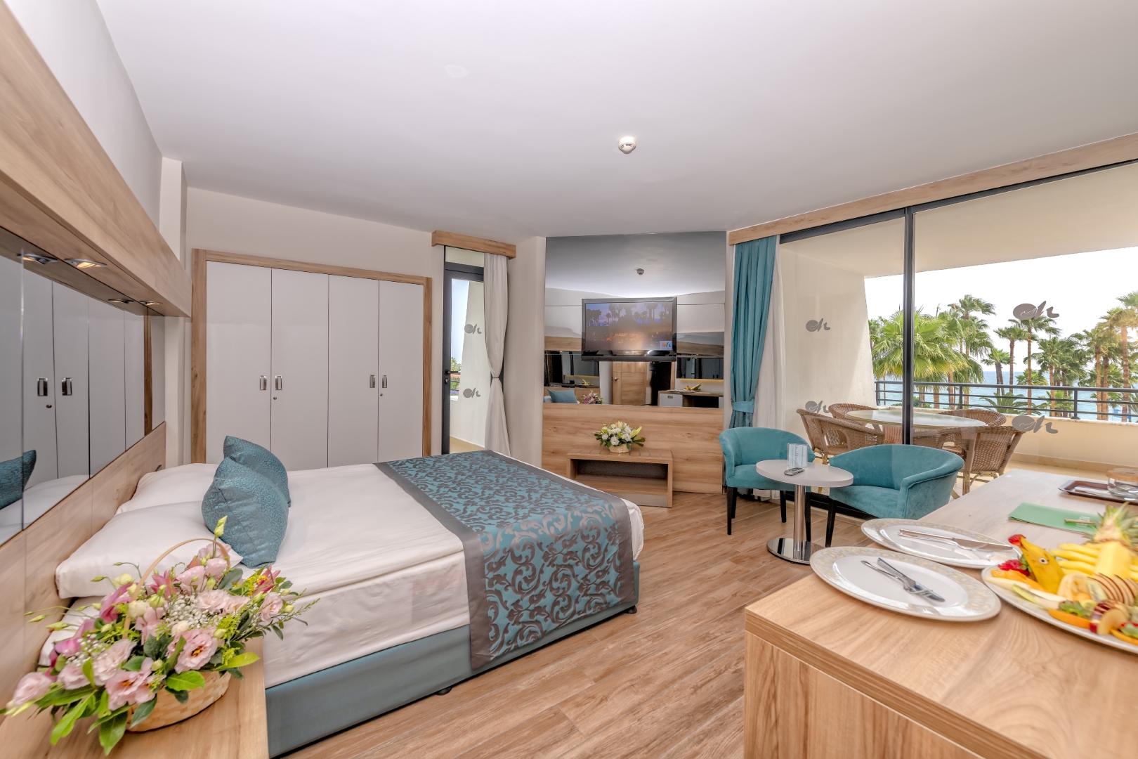 Meryan Hotel luksusa numurs ar plašu terasi, atpūtas zonu un skatu uz Vidusjūru un palmām