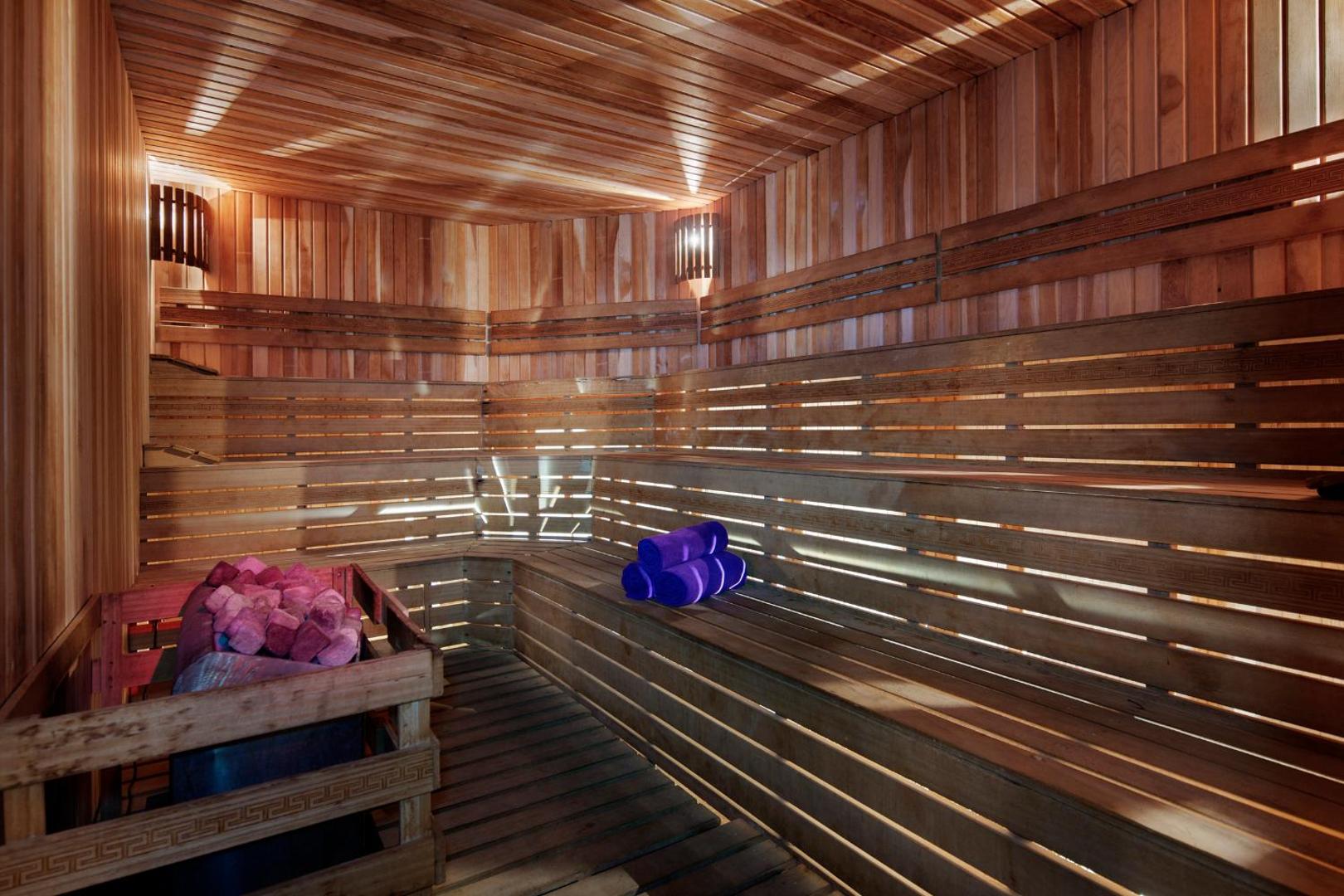 Meryan Hotel spa centra koka sauna ar daudzpakāpju soliem un akmeņu krāsni — relaksācijas zona viesnīcā Alanjas reģionā, Turcijā