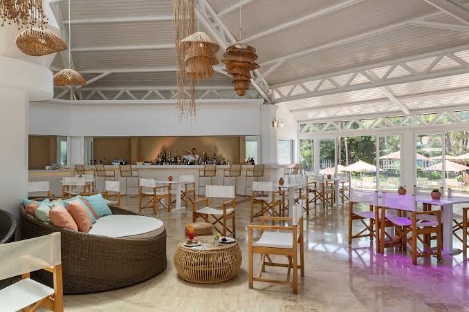 Marti Myra Hotel plašais un gaišais lobby bārs ar stilīgiem pītiem gaismekļiem, ērtām atpūtas mēbelēm un skatu uz dārzu