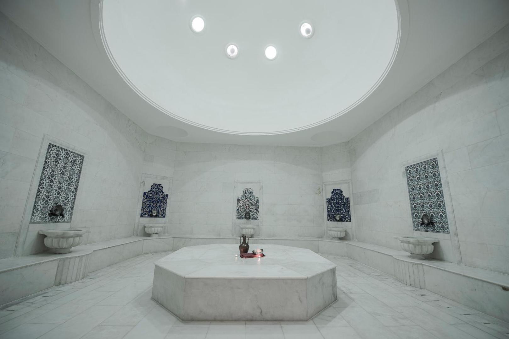 Tradicionāls turku hamams Akra Kemer viesnīcā ar marmora apdari, kupolu un dekoratīvām flīzēm SPA centrā