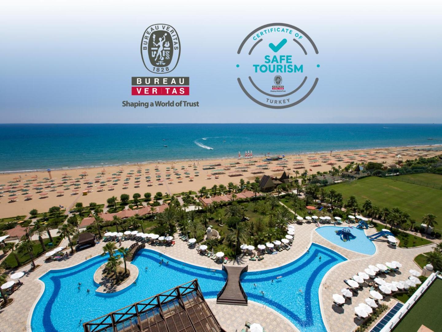 Sentido Kamelya Selin Luxury Resort & SPA baseins un pludmales zona ar saulessargiem — skats uz jūru un droša tūrisma sertifikāts
