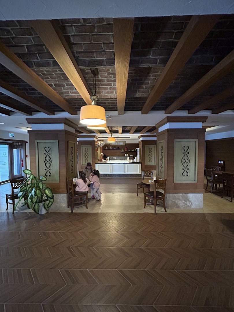 Sentido Kamelya Selin Luxury Resort & SPA iekštelpu kafejnīca ar koka apdari un bērnu stūrīti saldējuma baudīšanai