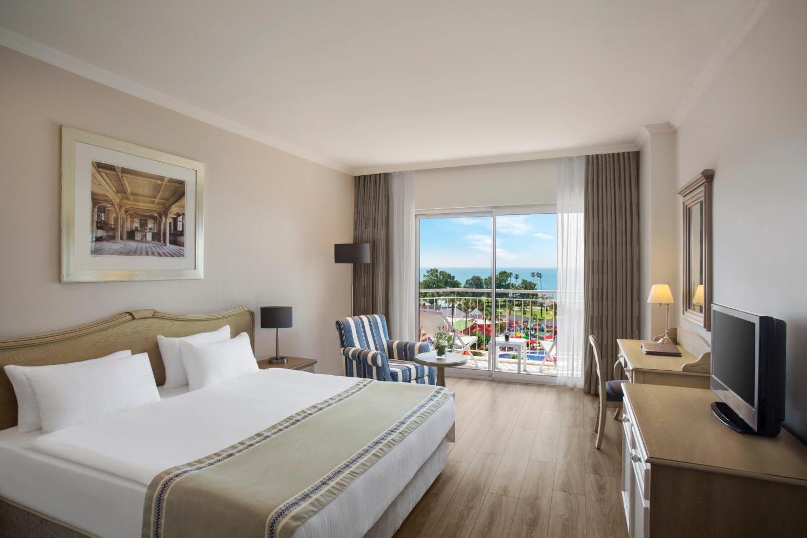 IC Hotels Santai Family Resort numurs ar skatu uz jūru un akvaparku Belekā — gaišs interjers, balkons un darba zona