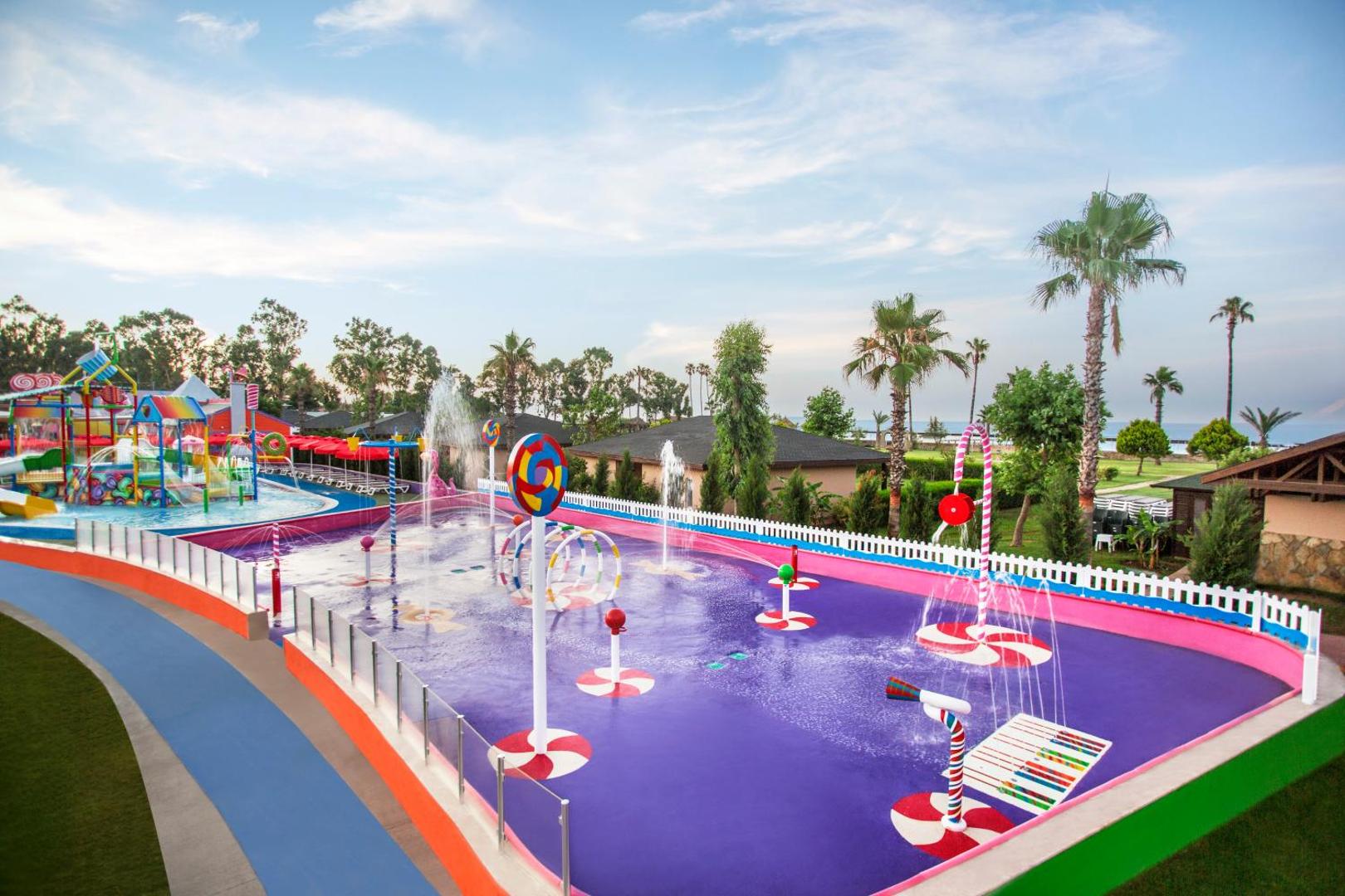 IC Hotels Santai Family Resort plašs bērnu ūdens rotaļu laukums ar strūklakām un konfekšu tēmas dekorācijām Belekas kūrortā