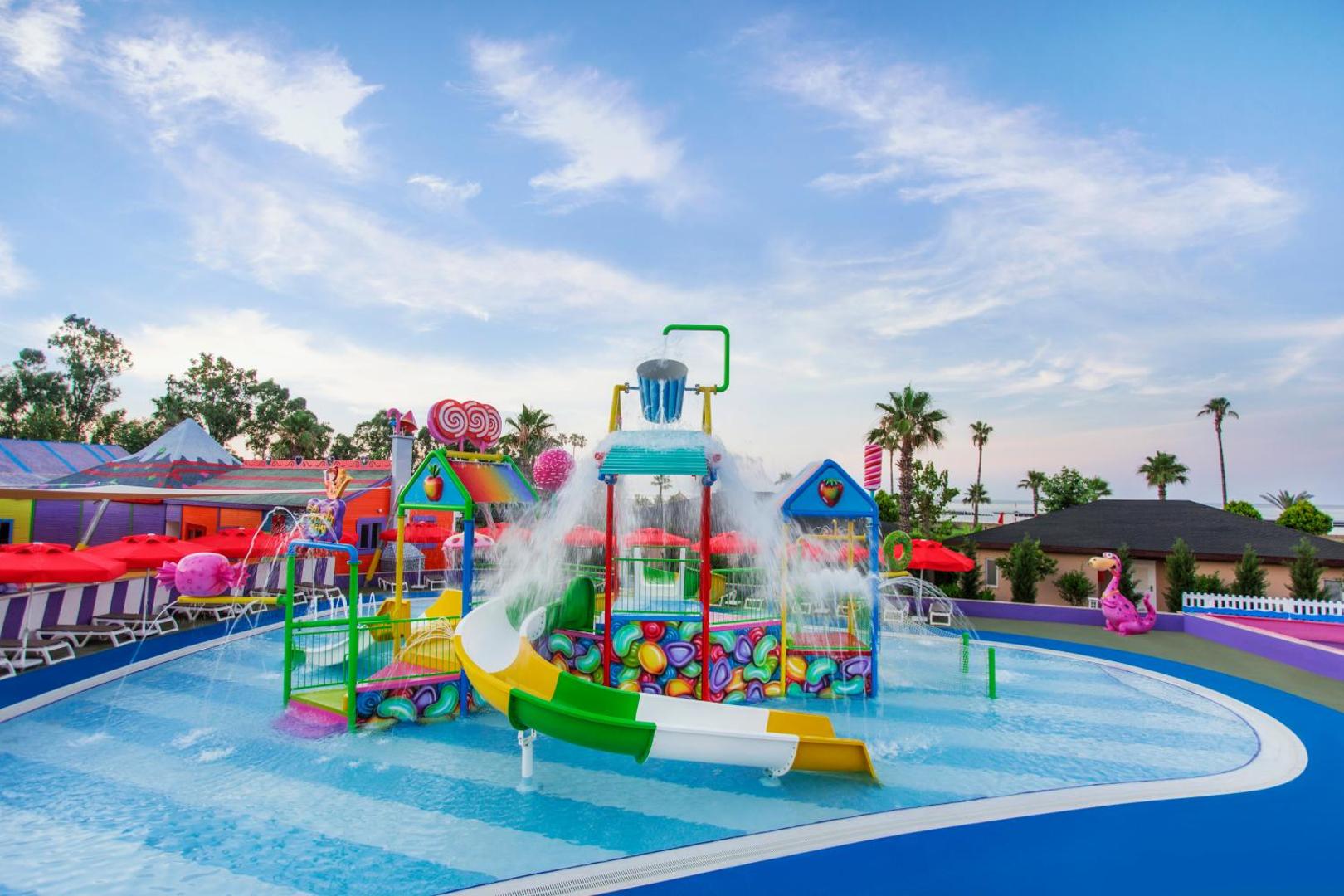 IC Hotels Santai Family Resort bērnu ūdens atrakciju parks ar slidkalniņiem un krāsainiem dekoriem seklā baseinā Belekā
