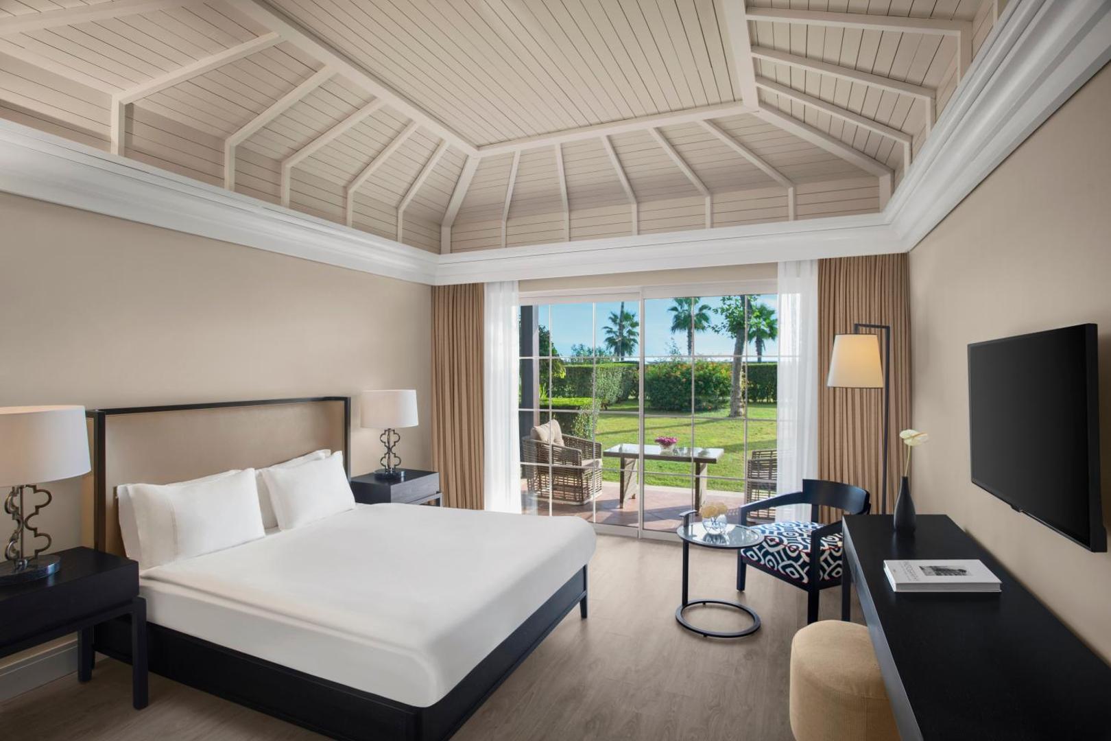 IC Hotels Santai Family Resort gaišs numurs ar izeju uz dārzu Belekā — divguļamā gulta, koka griestu apdare un terase