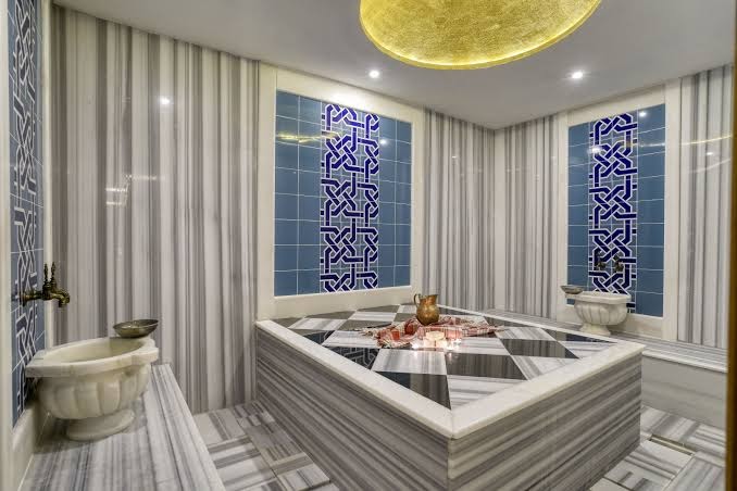 Grand Park Lara spa zonas hamama telpa ar rakstainām zilām flīzēm, marmora izlietni un dekoratīviem elementiem turku stilā