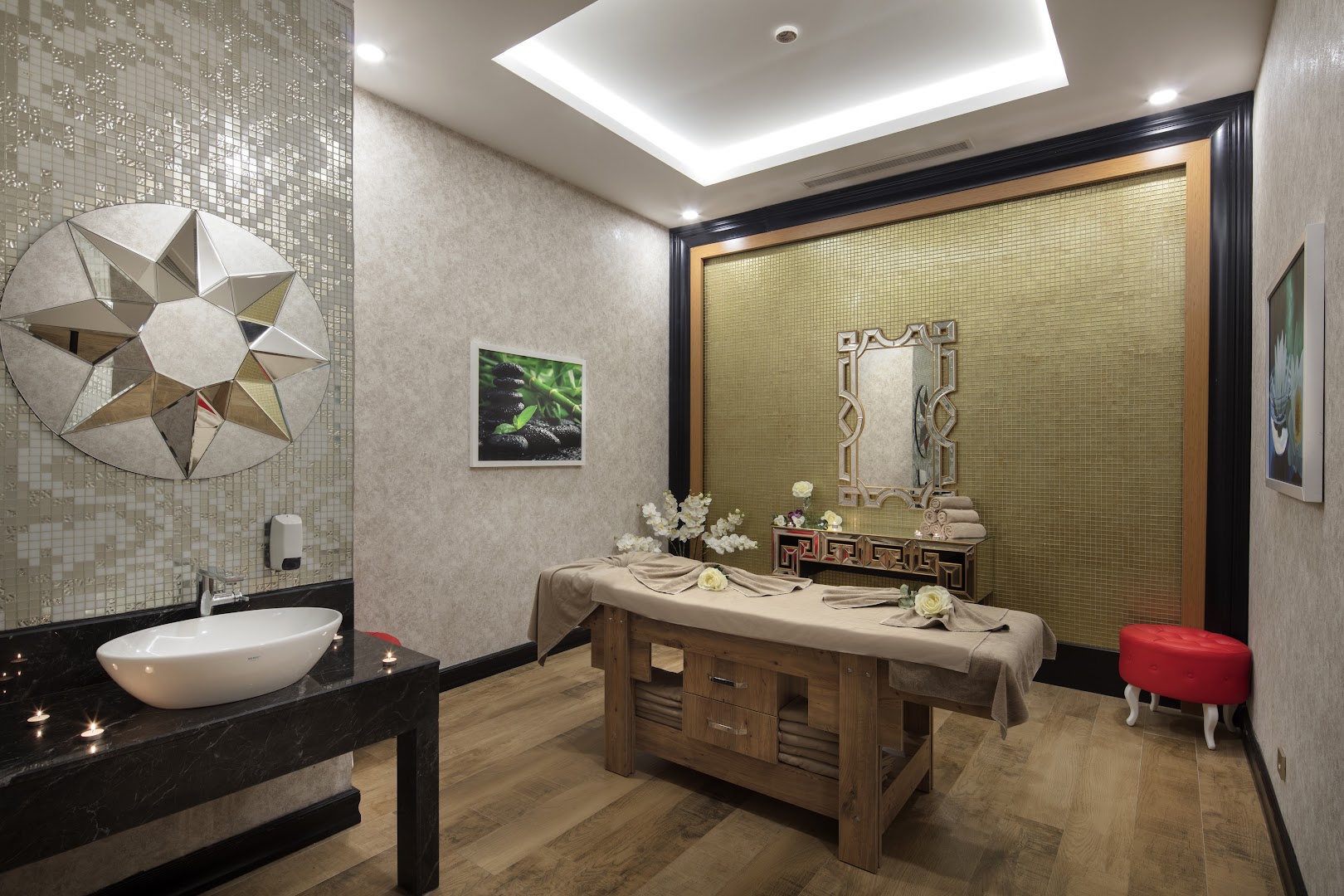 Granada Luxury Beach spa centrs Alānijā — elegants masāžas numurs ar koka galdu, dekoratīvām mozaīkas sienām un mierīgu atmosfēru relaksācijai