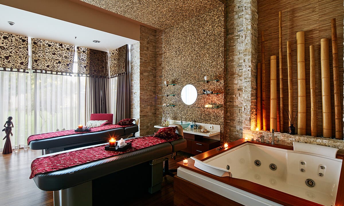 Gloria Serenity Resort spa procedūru telpa ar divām masāžas gultām, džakuzi vannu un bambusa dekorācijām mierpilnai atpūtai Belekā