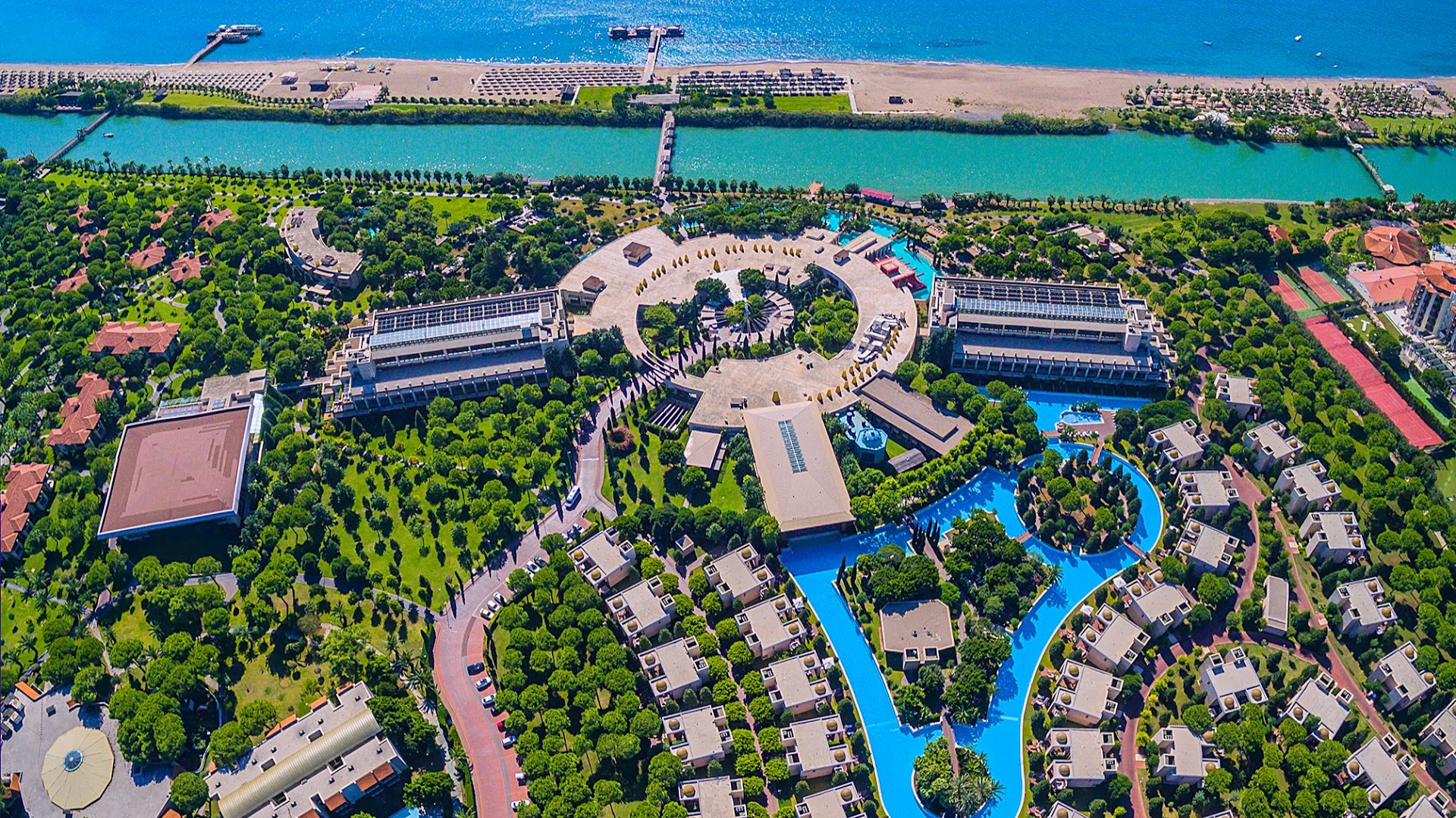 Gloria Serenity Resort teritorijas plānojums no augšas, parādot baseinus, dārzus un bungalo izvietojumu Belekas kūrortā