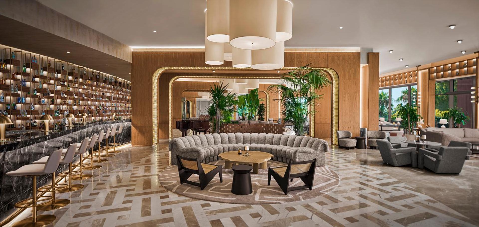 Gloria Serenity Resort lobby bārs ar modernu interjeru, marmora grīdām, lielām lustrām un ērtām atpūtas zonām