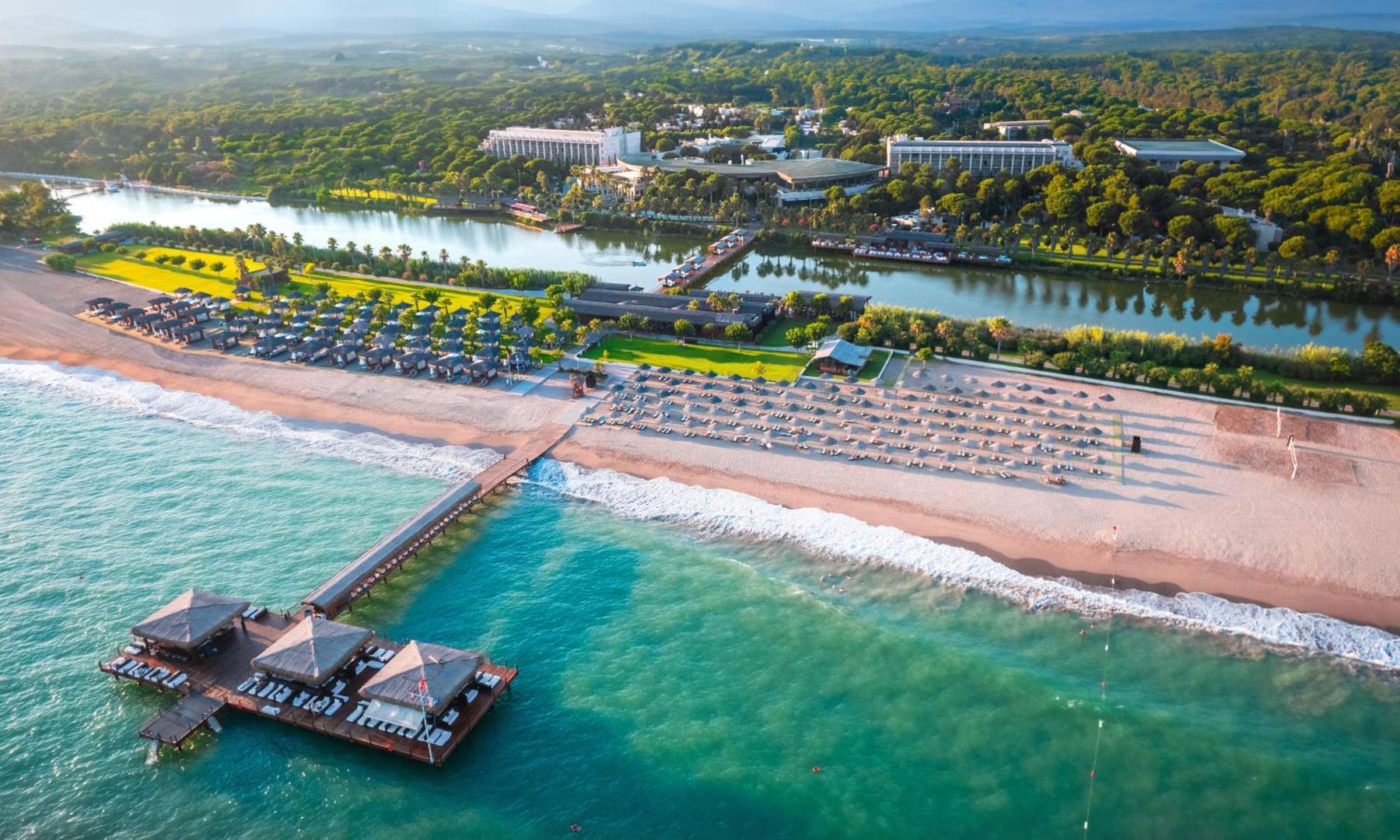 Gloria Serenity Resort skats no putna lidojuma uz pludmali, koka piestātni ar atpūtas zonām un upi Belekā, Turcijā