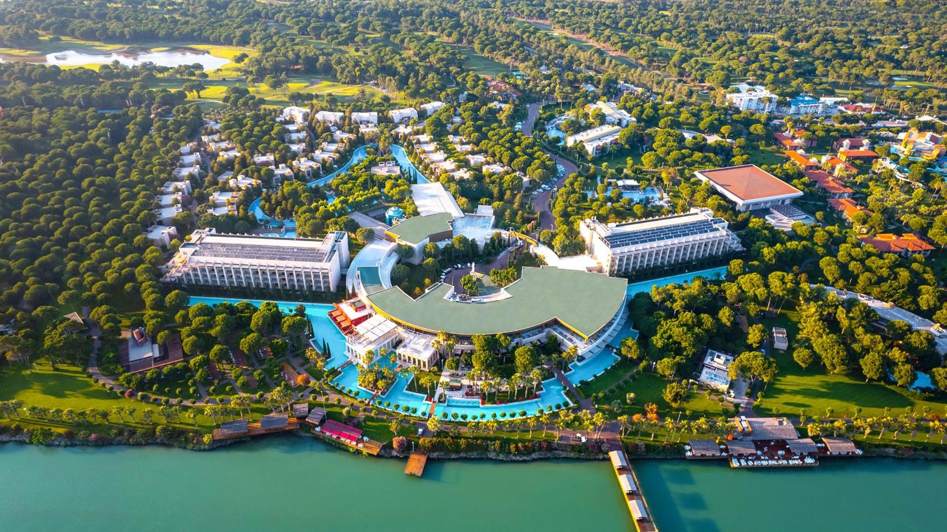 Gloria Serenity Resort galvenā ēka un baseinu sistēma priežu meža ieskautā teritorijā Belekā, skats no augšas