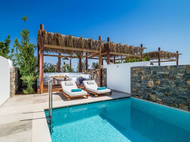 Stella Palace Aqua Park Resort privātais baseins ar sauļošanās krēsliem un nojumi, ko ieskauj akmens mūra sienas