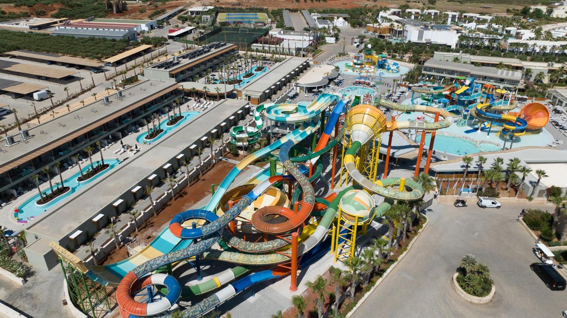 Stella Palace Aqua Park Resort akvaparka slidkalniņu komplekss un bērnu ūdens pilsētiņa ar baseiniem un sauļošanās krēsliem