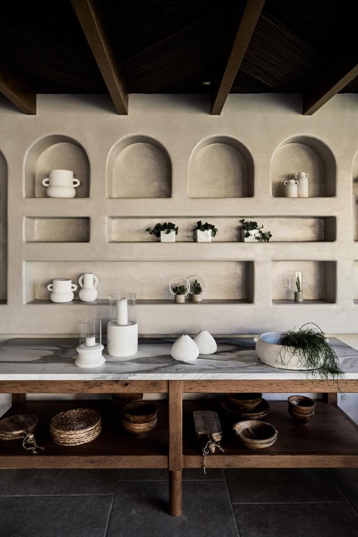 Stella Palace Aqua Park Resort interjera detaļas ar māla vāzēm sienas nišās un marmora virsmu Vidusjūras stilā