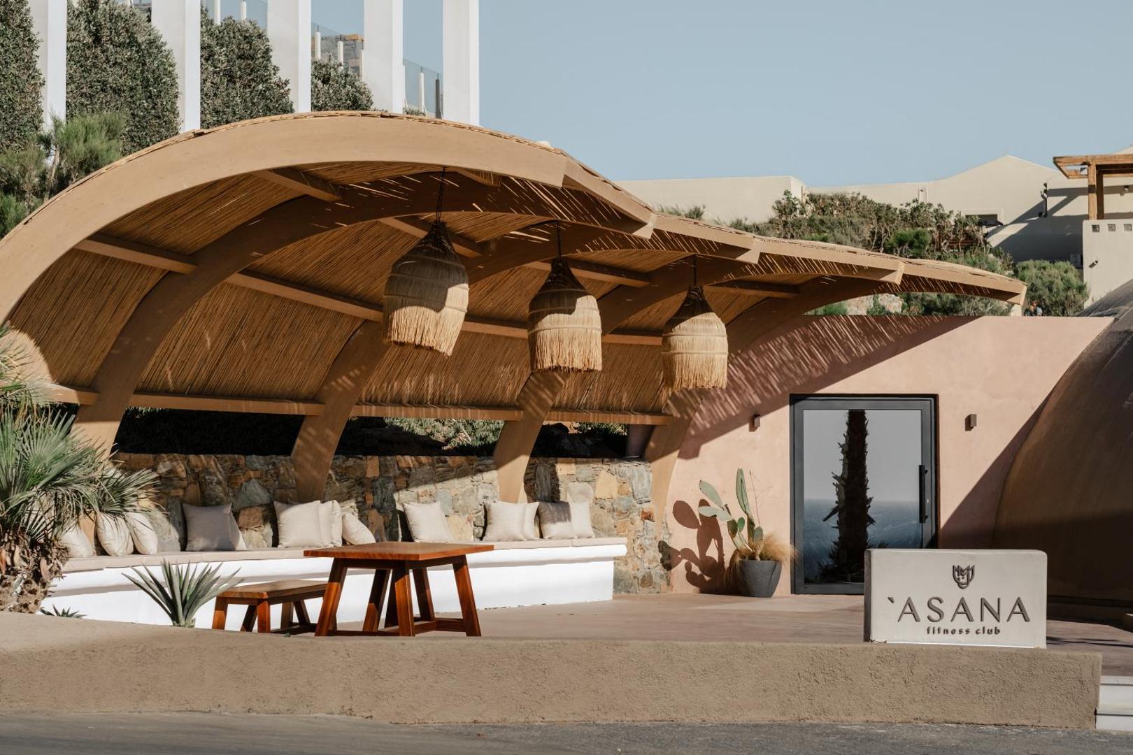 Seaside A Lifestyle Resort Asana fitness kluba āra terase ar stilīgu nojumi, pītiem gaismekļiem un atpūtas zonu